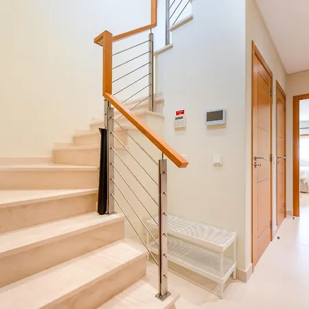 Townhouse Sasha بيت للعطل المانسيل